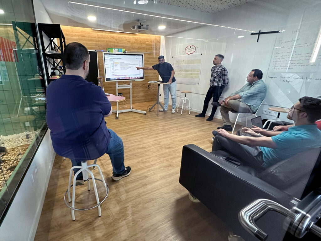 WATA Factory presenta avances en desarrollo de software al equipo de CertLex en el THINK TANK, reforzando su colaboración tecnológica.