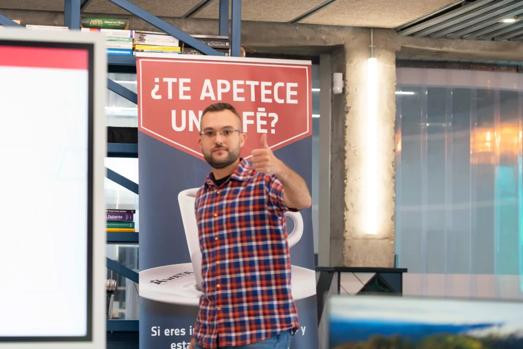 Eliezer L. saying goodbye with a thumbs up, showing satisfaction with the DevOps and Kubernetes training.